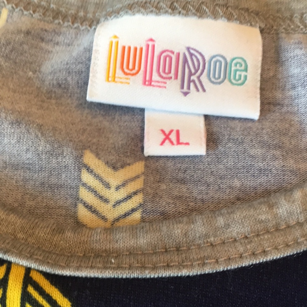 LulaRoe Randy tee with arrows - Picture 2 of 3
